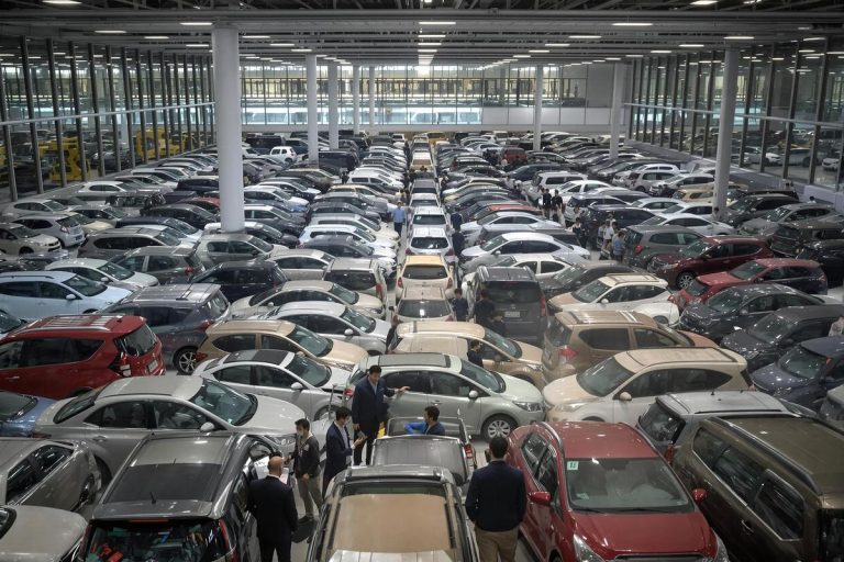 Des concessionnaires chinois débordent de voitures dont personne ne veut. À tel point qu'ils ont demandé aux constructeurs de cesser de les stocker.jpg