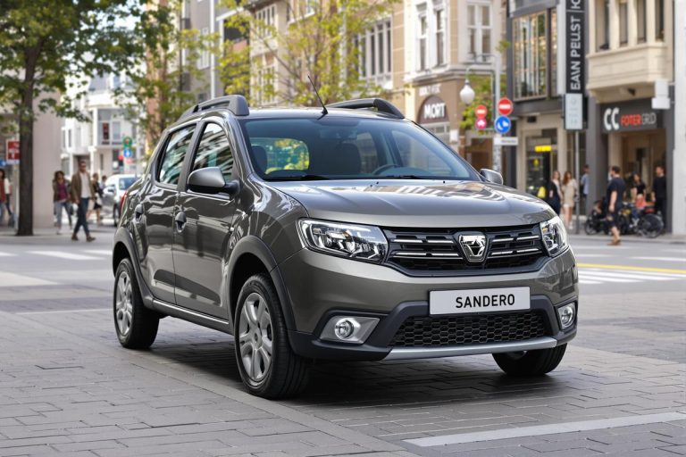 Les premières images de la nouvelle Dacia Sandero hybride en plein jour !.jpg