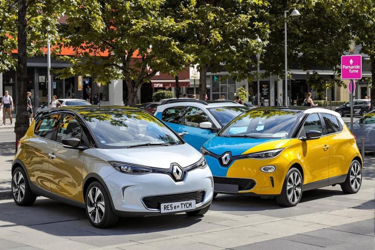 Renault 4 vs Renault 5 e-Tech : laquelle des deux citadines électriques choisir ?.jpg